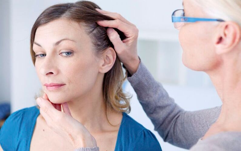 Diagnose einer Psoriasis am Kopf durch einen Arzt